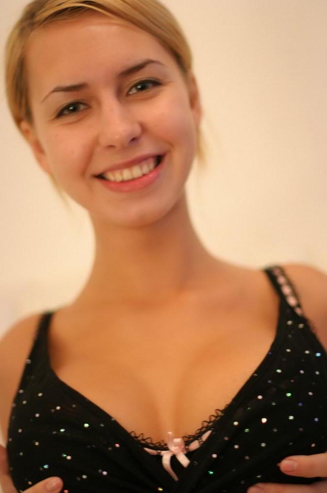 15P Pictures of Busty Nastya eating a banana