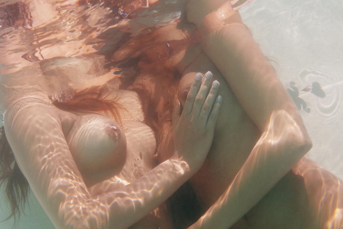 16P Pictures of Kaylee and Silvie getting wet in the pool