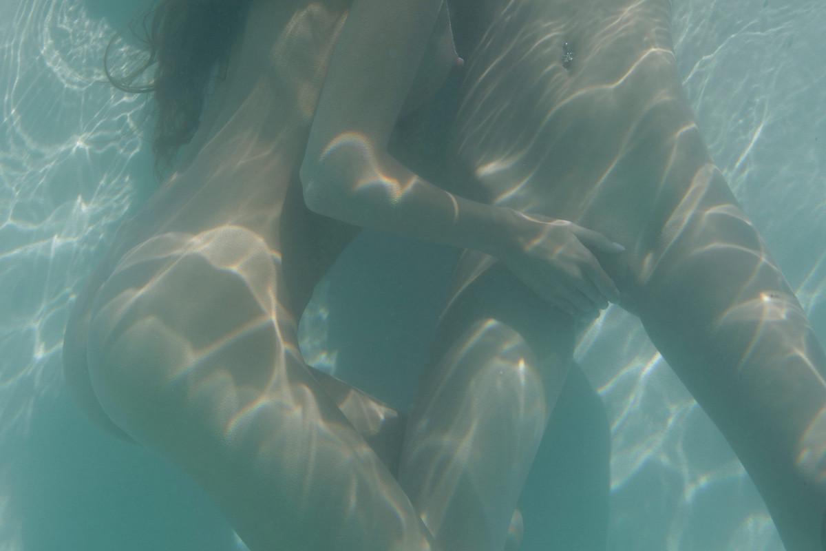 16P Pictures of Kaylee and Silvie getting wet in the pool