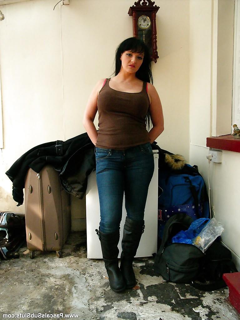 16P European amateur Devon Breeze revealing large juggs while undressing