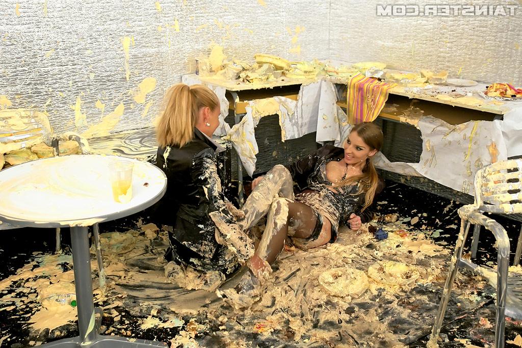 16P Kinky fully clothed lesbians make some messy pussy licking action