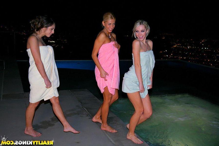 20P Pictures of Clara, Isabella and Sammie getting wet together