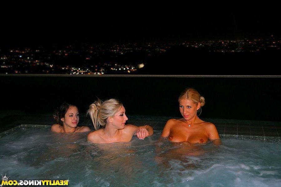 20P Pictures of Clara, Isabella and Sammie getting wet together