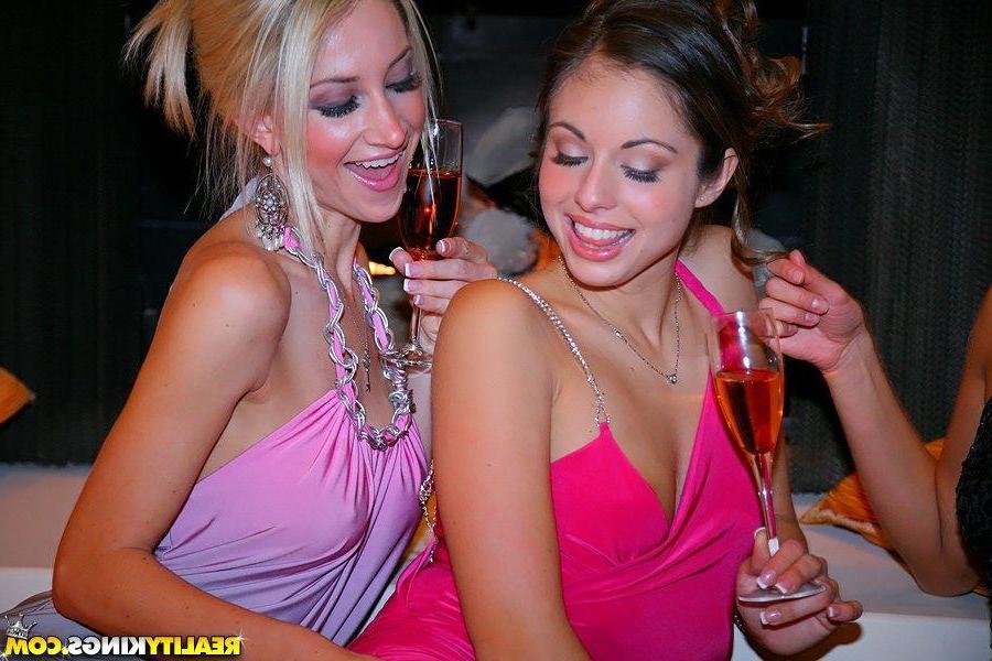20P Pictures of Clara, Isabella and Sammie getting wet together