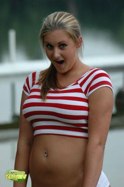 16P Pictures of Courtney Virgin flashing her big natural tits outside