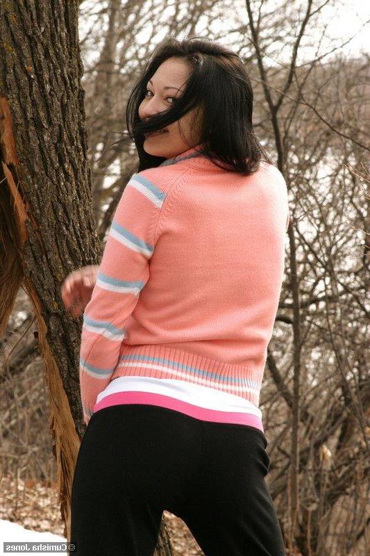 20P Pictures of teen girl Cumisha Jones stripping outside