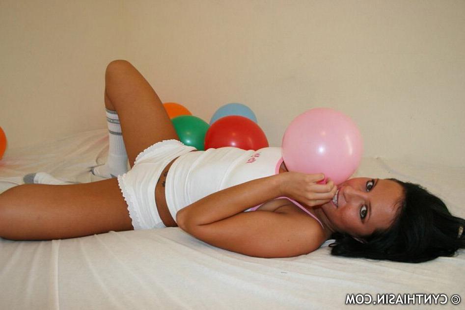 15P Pictures of Cynthia Sin playing with balloons