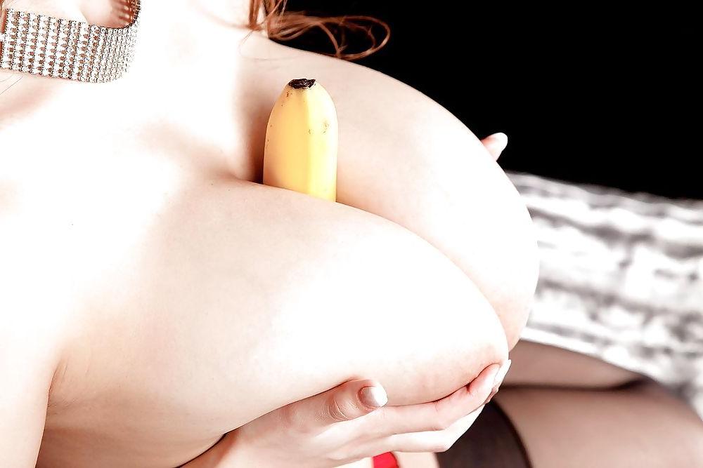 25P Hitomi With Banana