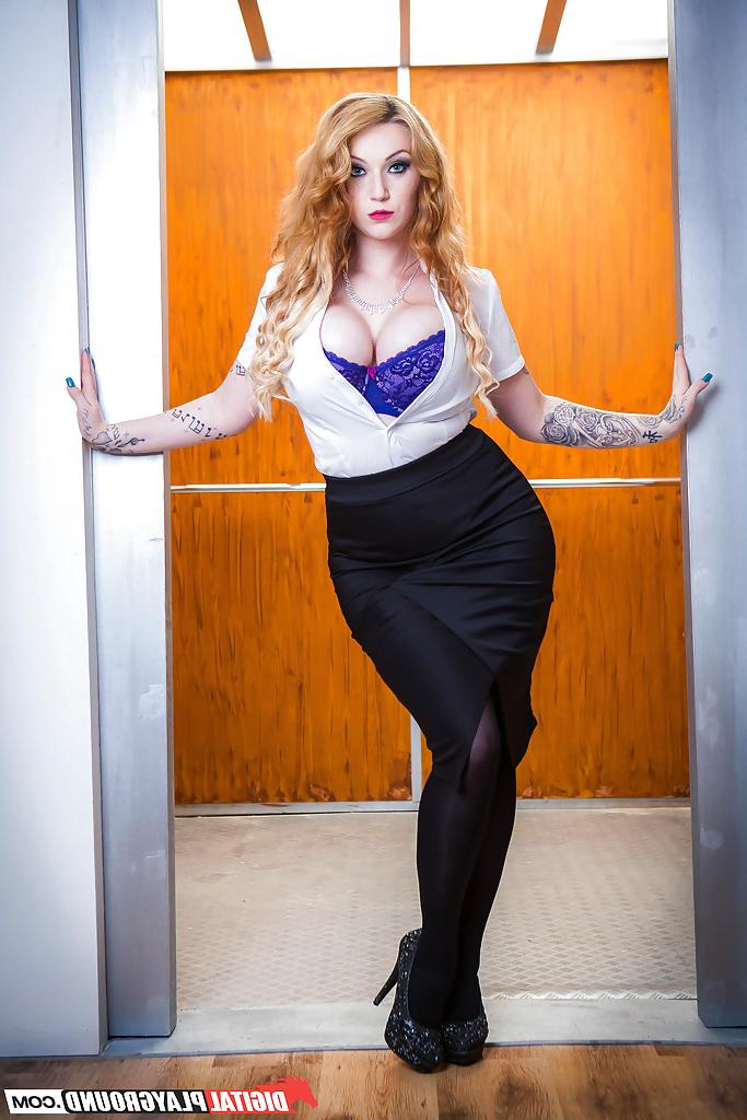 16P European babe with curvaceous body Harmony Reigns reveals her huge tits