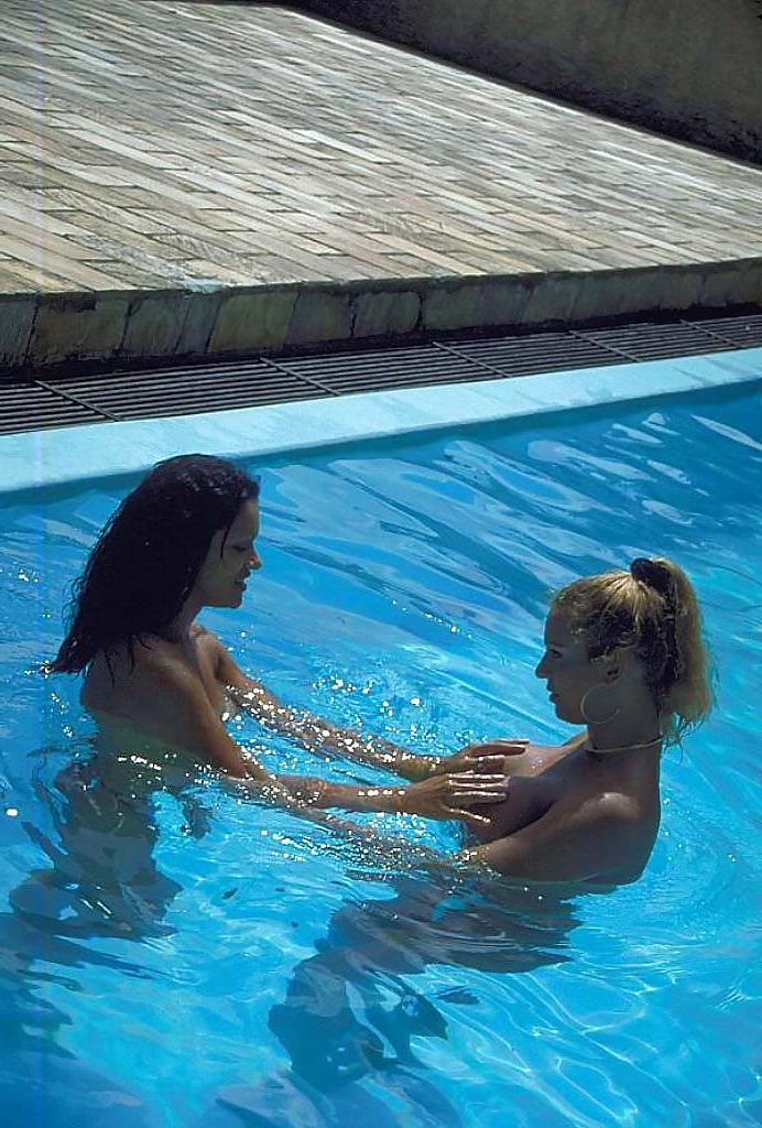 13P Shemale sex at the pool