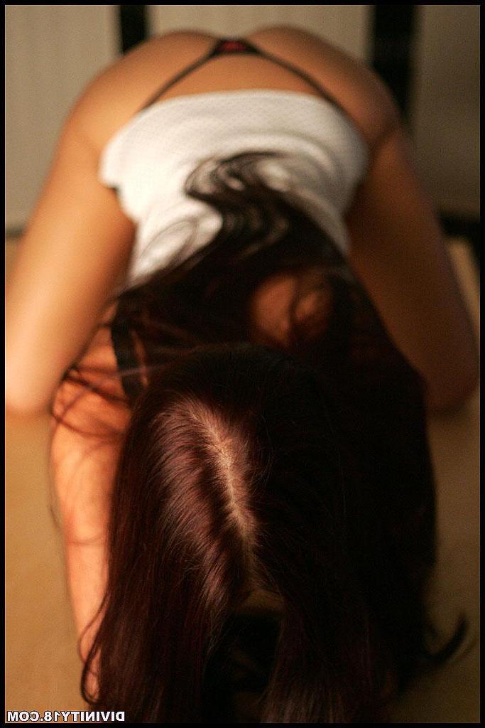 15P Divinity 18 does a hot tease in her thong