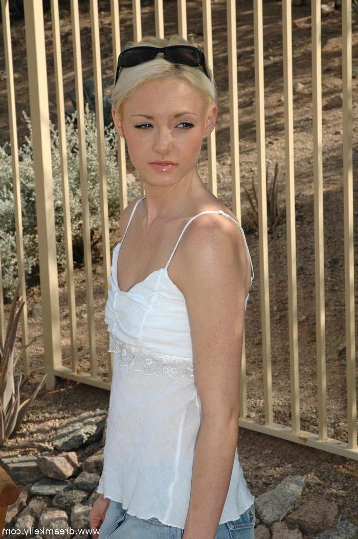 20P Pictures of teen star Dream Kelly hanging out by the pool