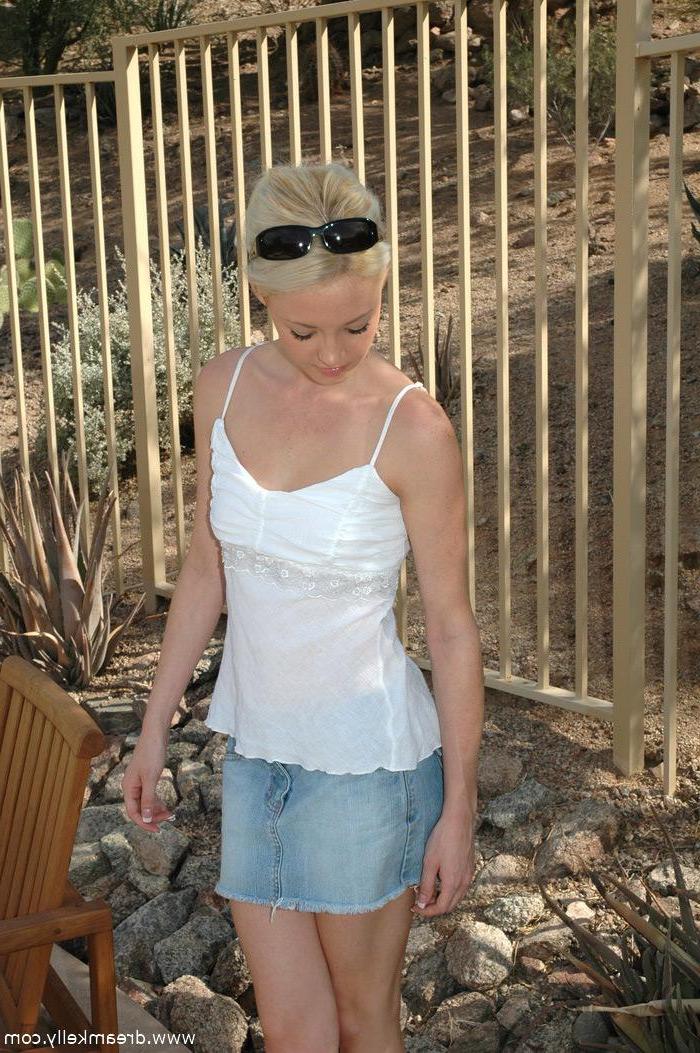 20P Pictures of teen star Dream Kelly hanging out by the pool