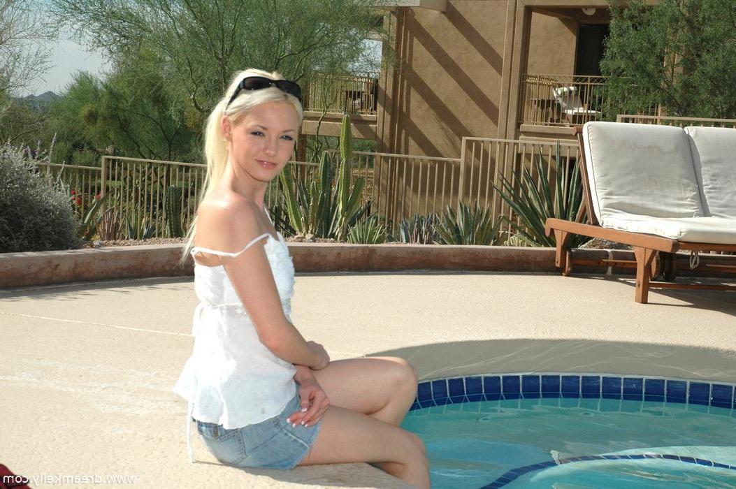 20P Pictures of teen star Dream Kelly hanging out by the pool