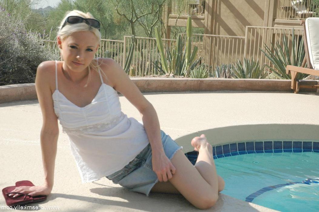 20P Pictures of teen star Dream Kelly hanging out by the pool