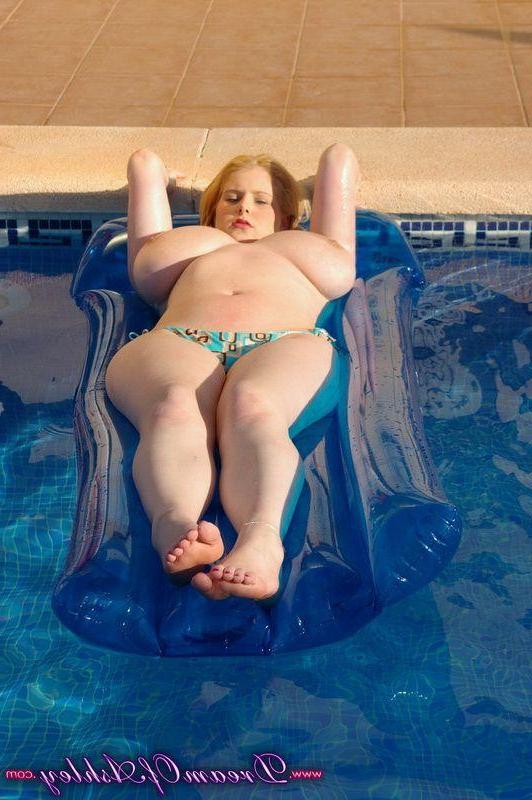 16P Pictures of teen star Dream Of Ashley showing her tits in the pool