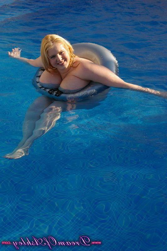16P Pictures of Dream Of Ashley using her tits as flotation devices