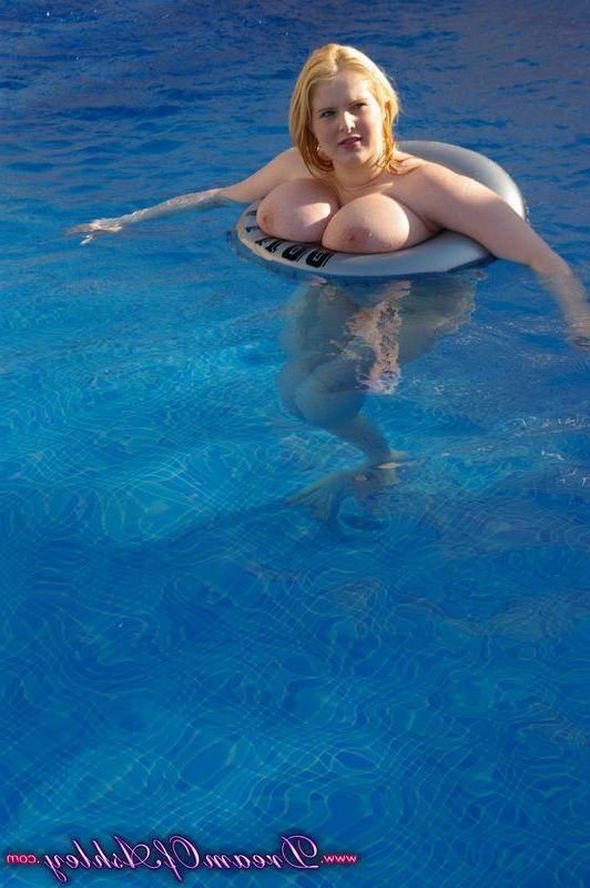 16P Pictures of Dream Of Ashley using her tits as flotation devices