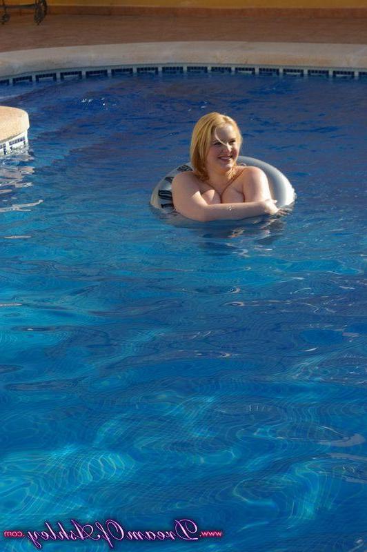 16P Pictures of Dream Of Ashley using her tits as flotation devices