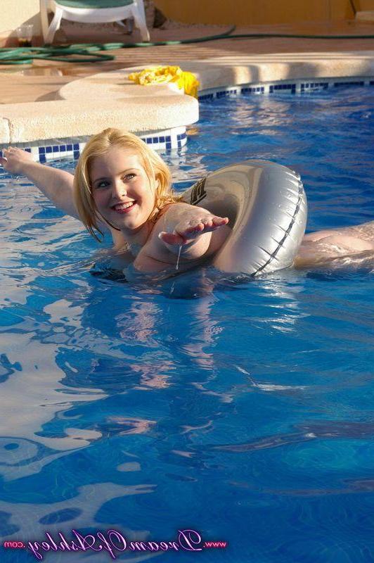 16P Pictures of Dream Of Ashley using her tits as flotation devices