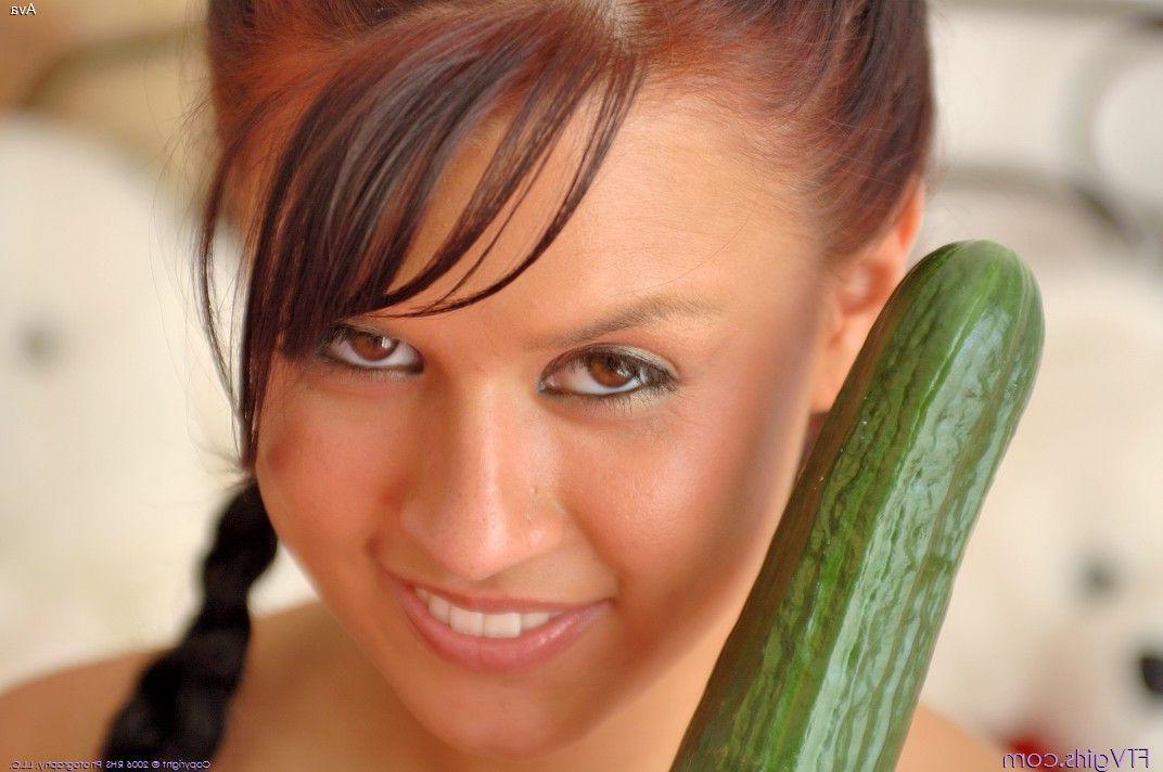 20P Pictures of Ava fucking a cucumber