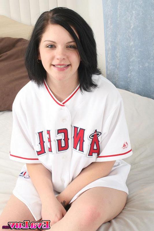 15P Pictures of teen Eva Luv waiting for you in bed