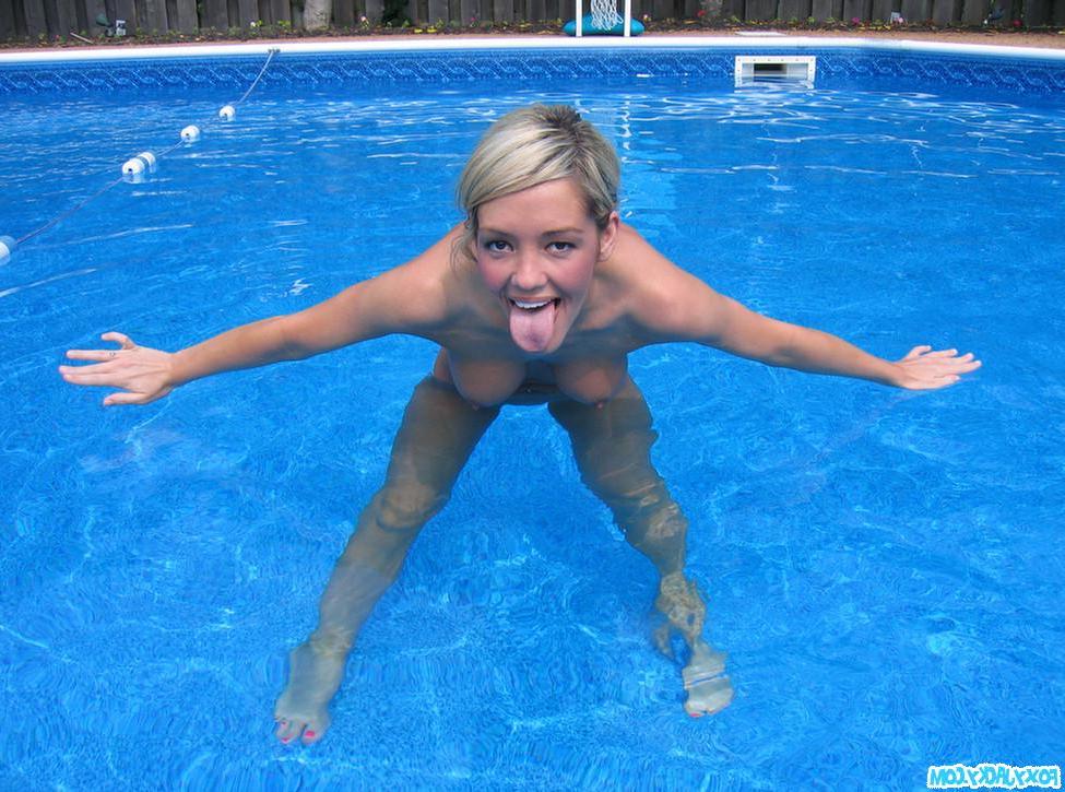 20P Pictures of teen Foxy Jacky getting naked in the pool