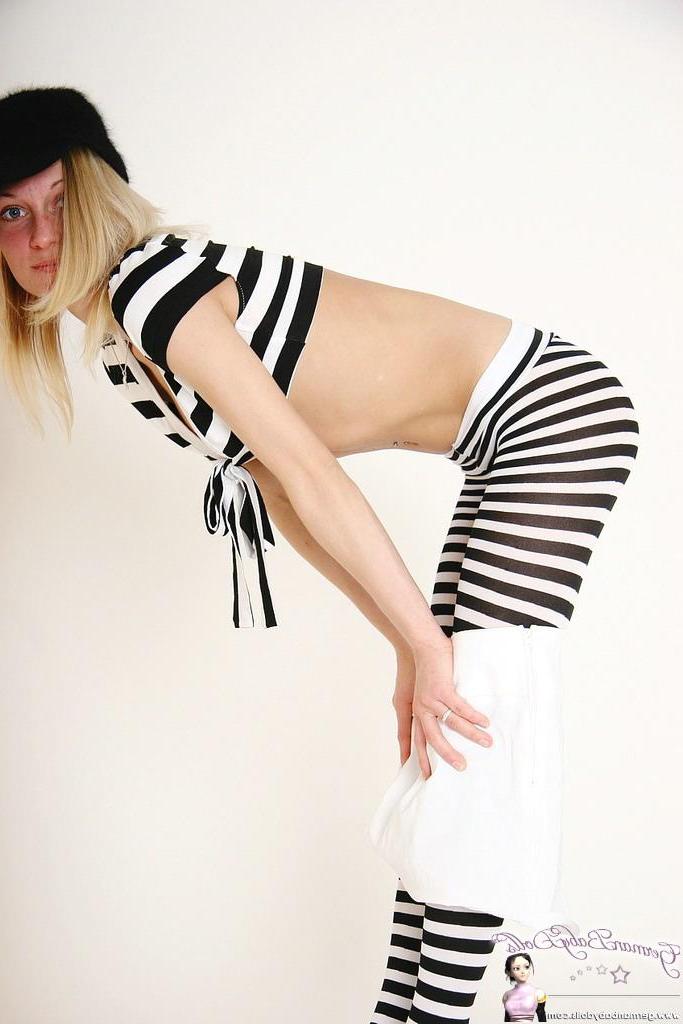 16P Jean with hot stripes clothes flexi posing