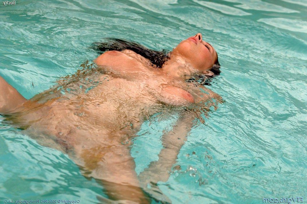 20P Pictures of teen babe Gianna Michaels getting all wet in the pool