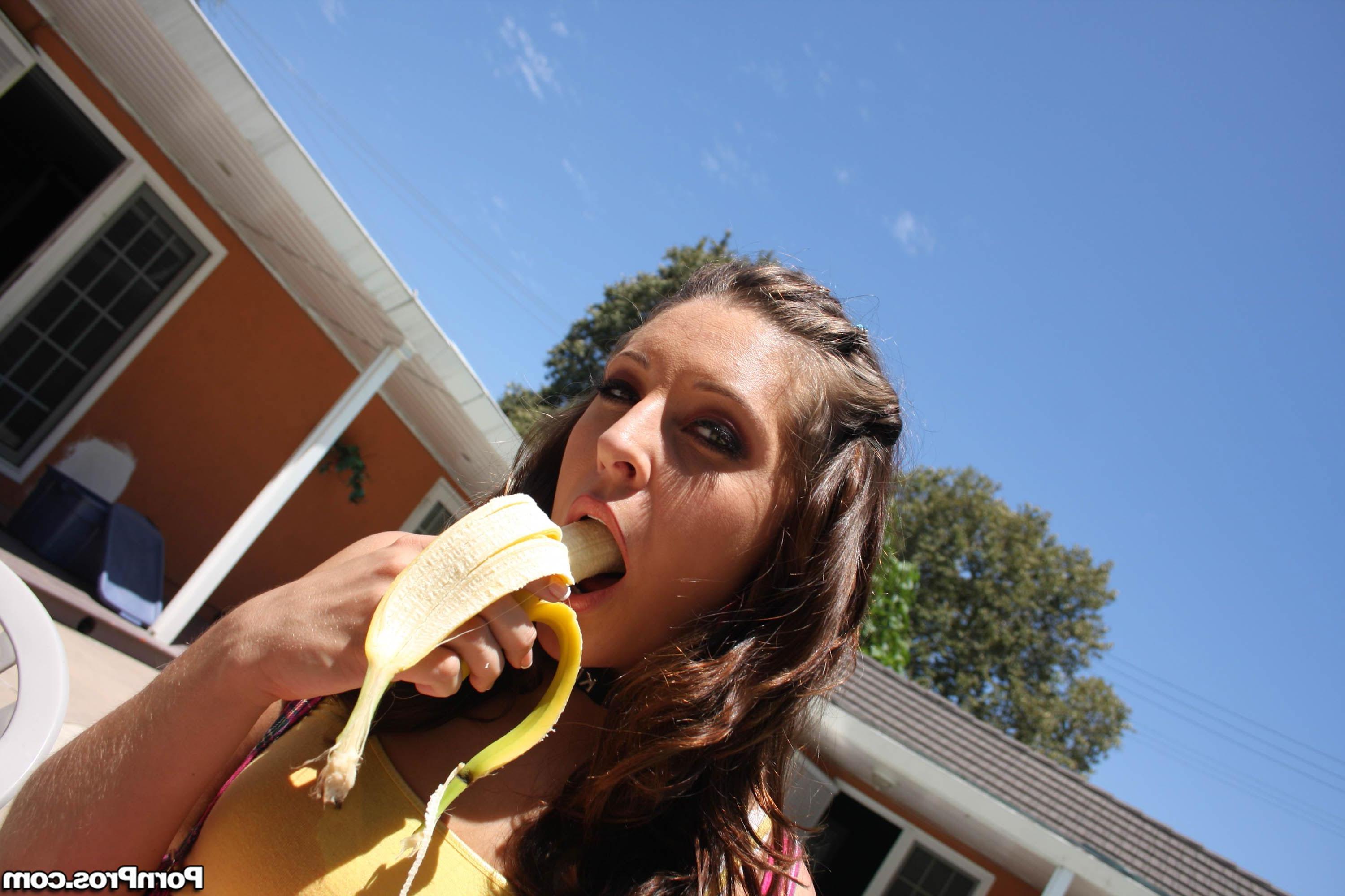 16P Hot teen Gracie Glam gets her holes fucked outside