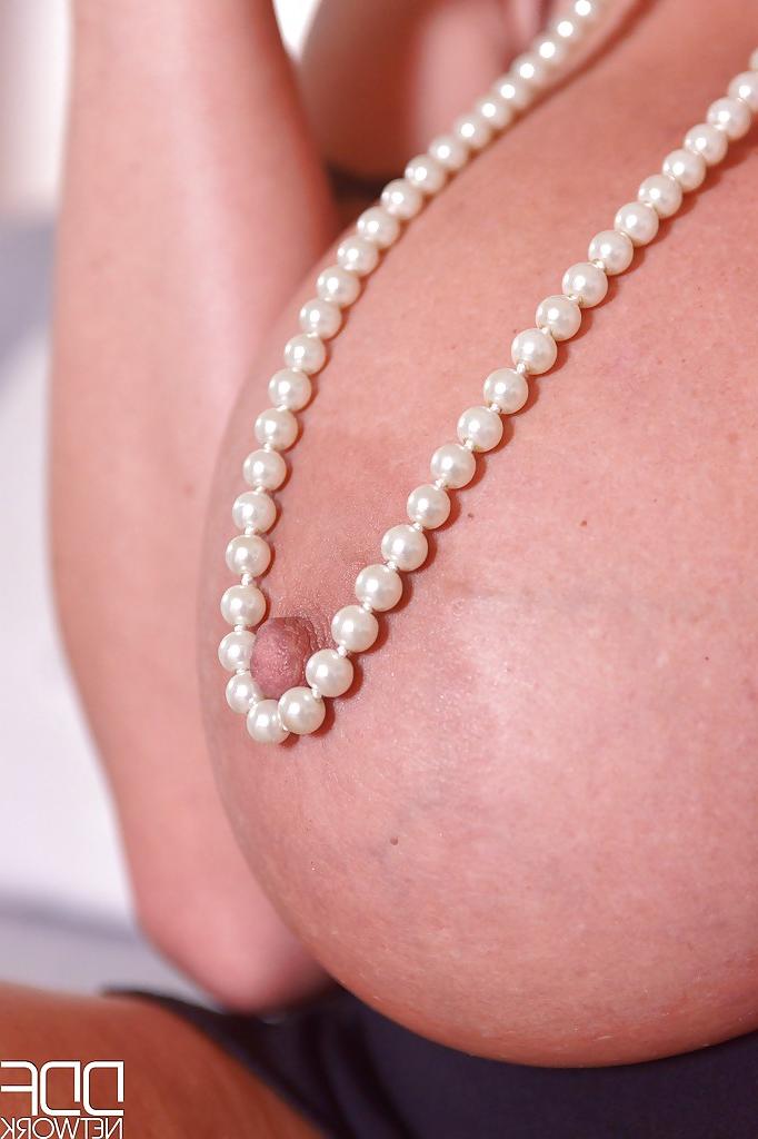 16P Die fettleibige MILF Laura Orsolya verliert riesige Brüste und erigierte Brustwarzen
