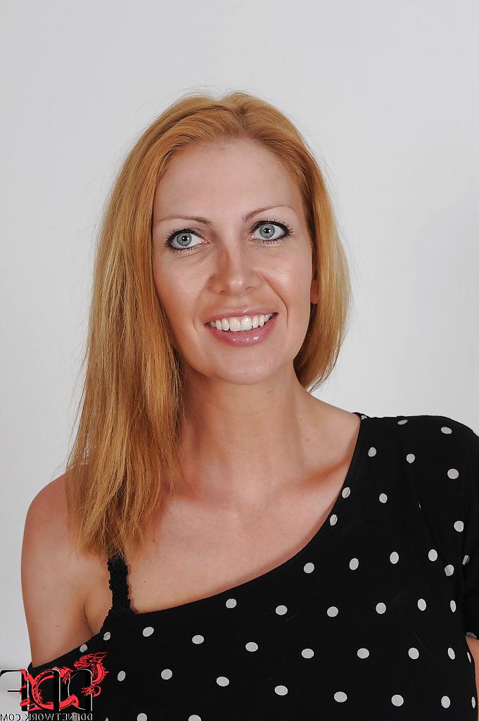 16P Blue eyed glamorous milf with big tits and slender body Leigh Darby