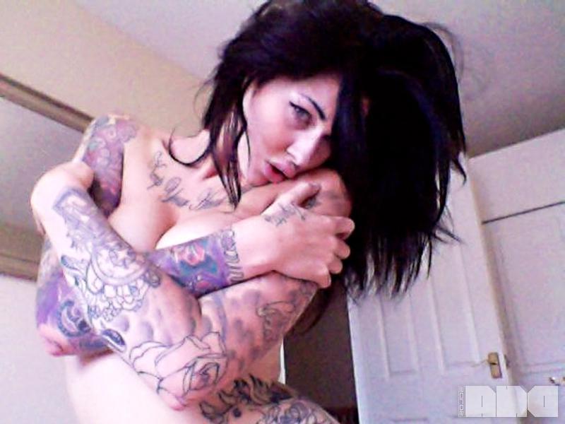 10P Tattooed babe Harri Kate teases with her nude body