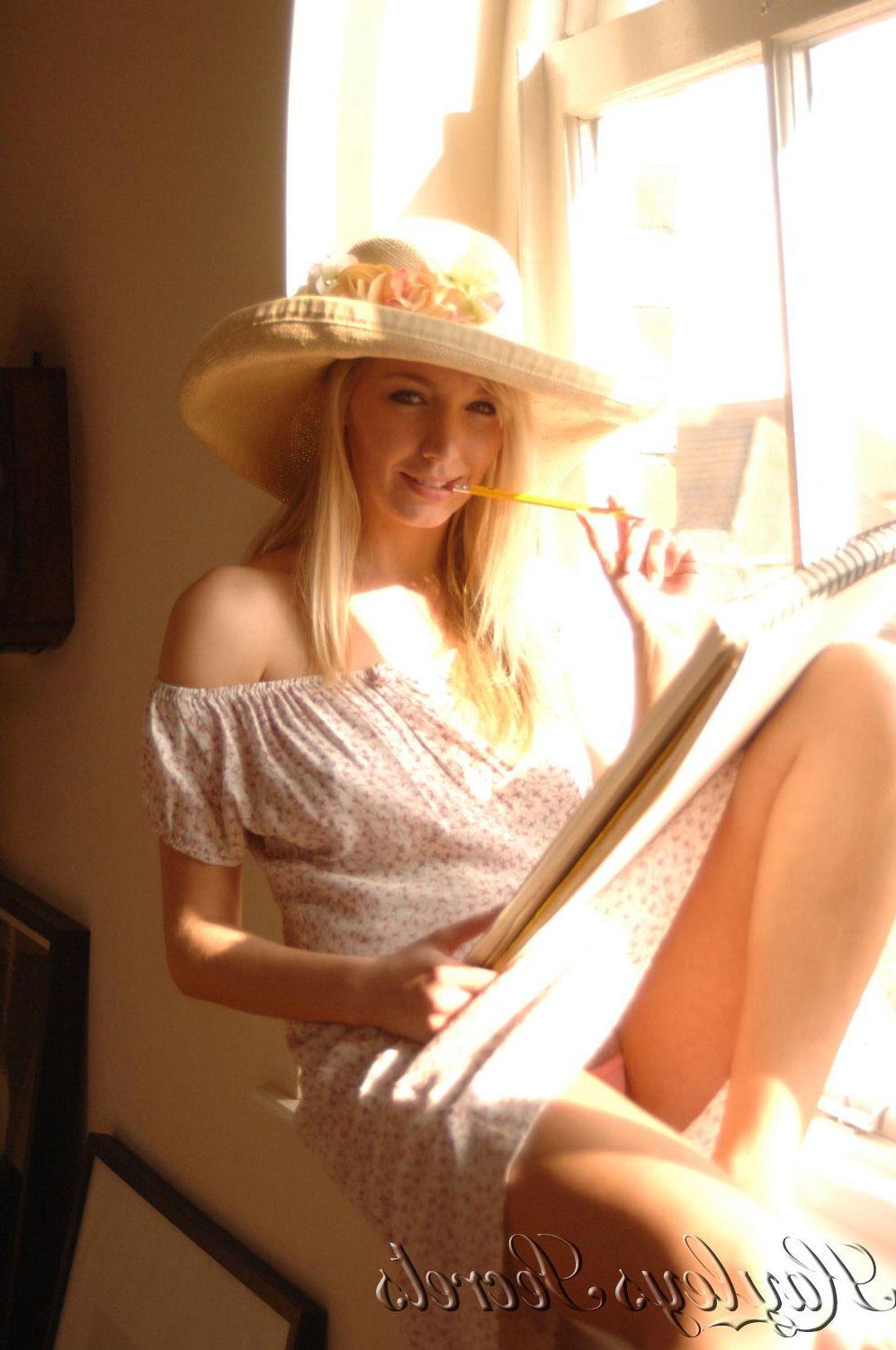 12P Pictures of Hayley Marie looking beautiful in her summer hat