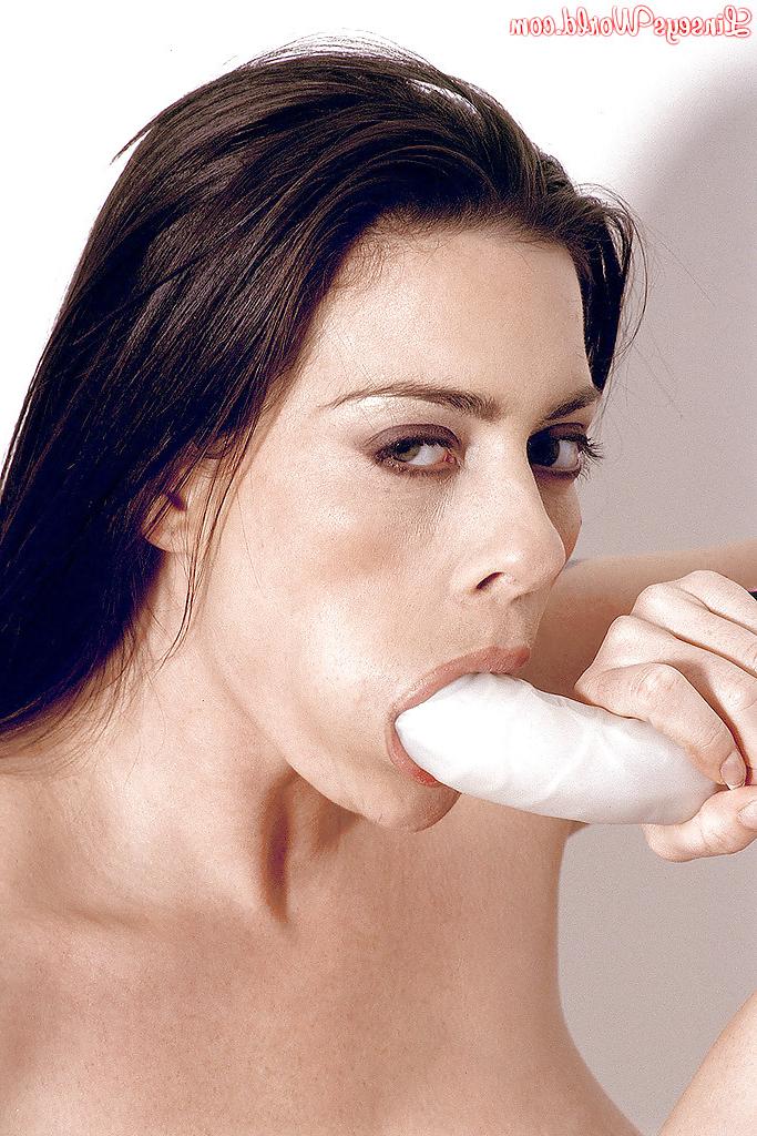 16P Das schicke europäische Babe Linsey Dawn McKenzie quetscht riesige Titten und reitet einen Dildo