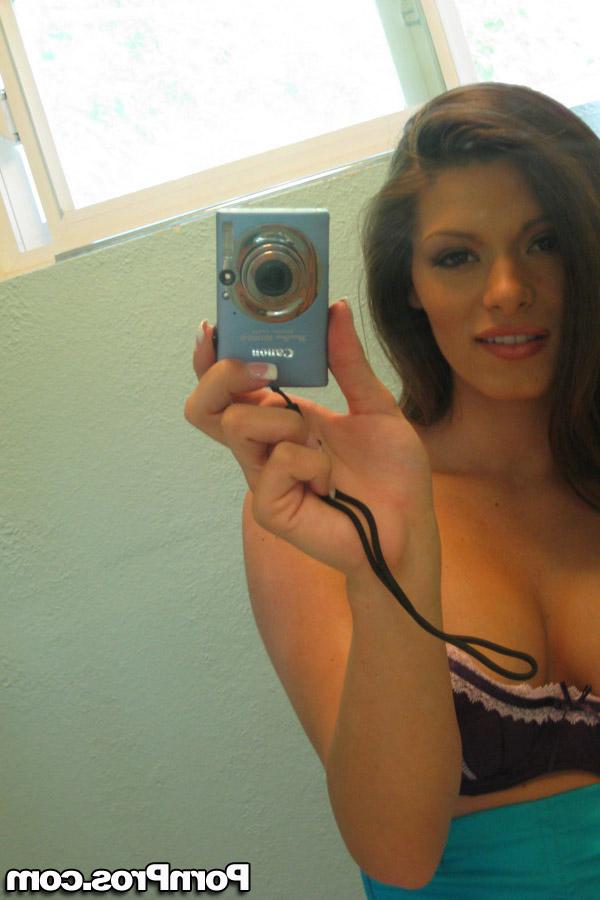 16P Amateur babe with big melons Madelyn Marie takes pictures of herself