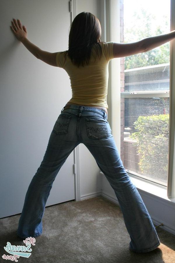 20P Pictures of It\'s Sarah Time in her panties