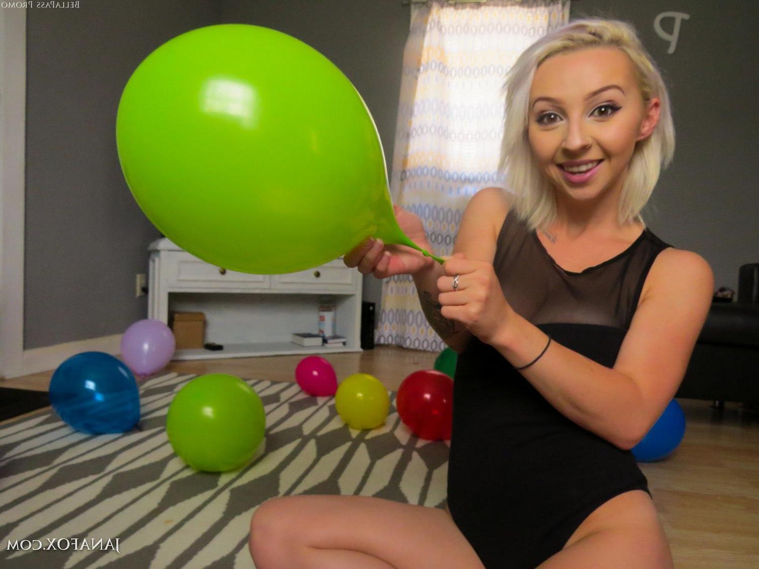 15P Blonde hottie Jana Fox shows you her big balloons