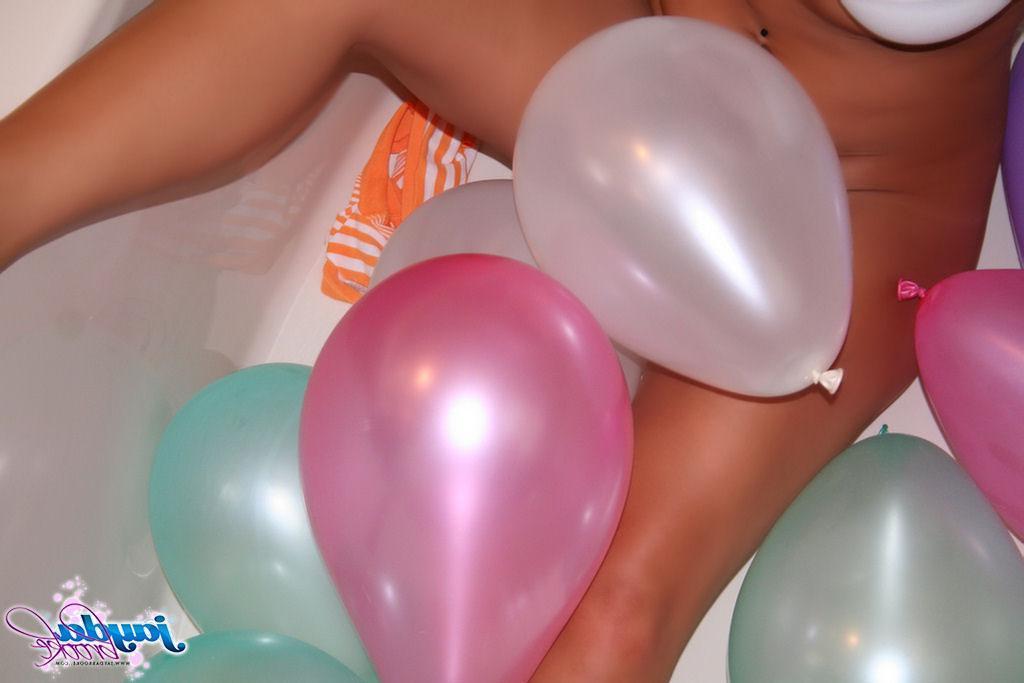 20P Pictures of teen Jayda Brook playing with balloons