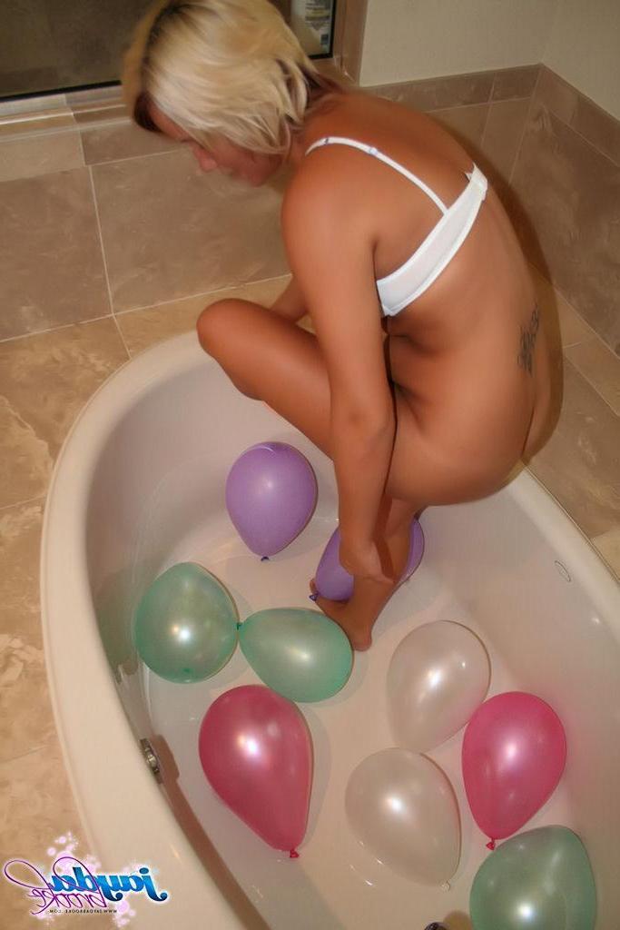 20P Pictures of teen Jayda Brook playing with balloons