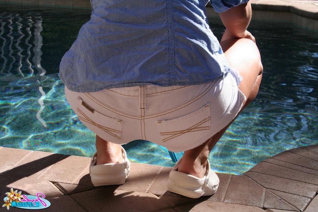 20P Pictures of Jayda Brook cleaning her pool