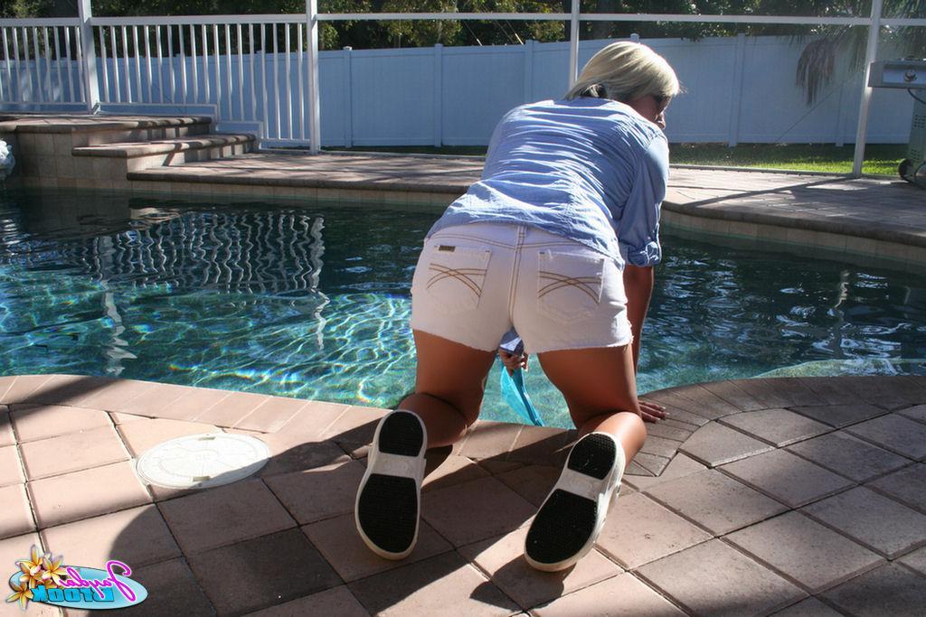20P Pictures of Jayda Brook cleaning her pool