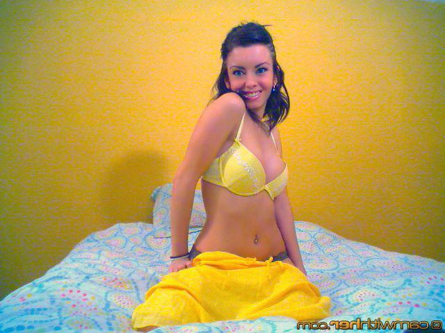 12P Jenn makes yellow look so good in this webcam set