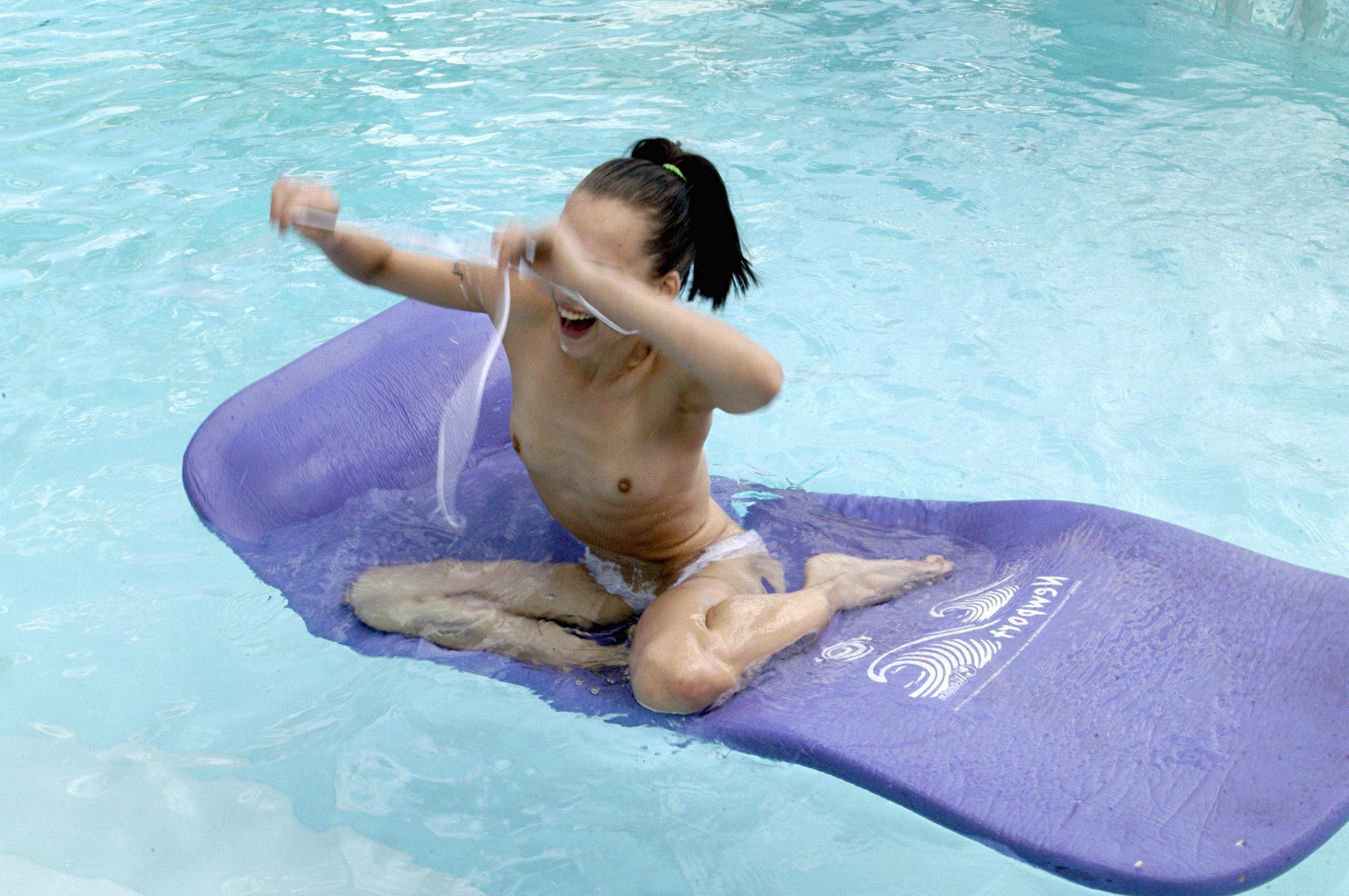 16P Pictures of Jenny Heart stripping in the pool