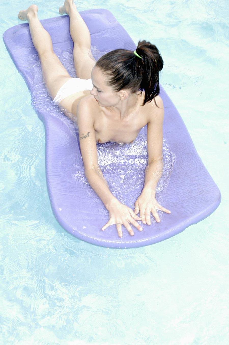 16P Pictures of Jenny Heart stripping in the pool