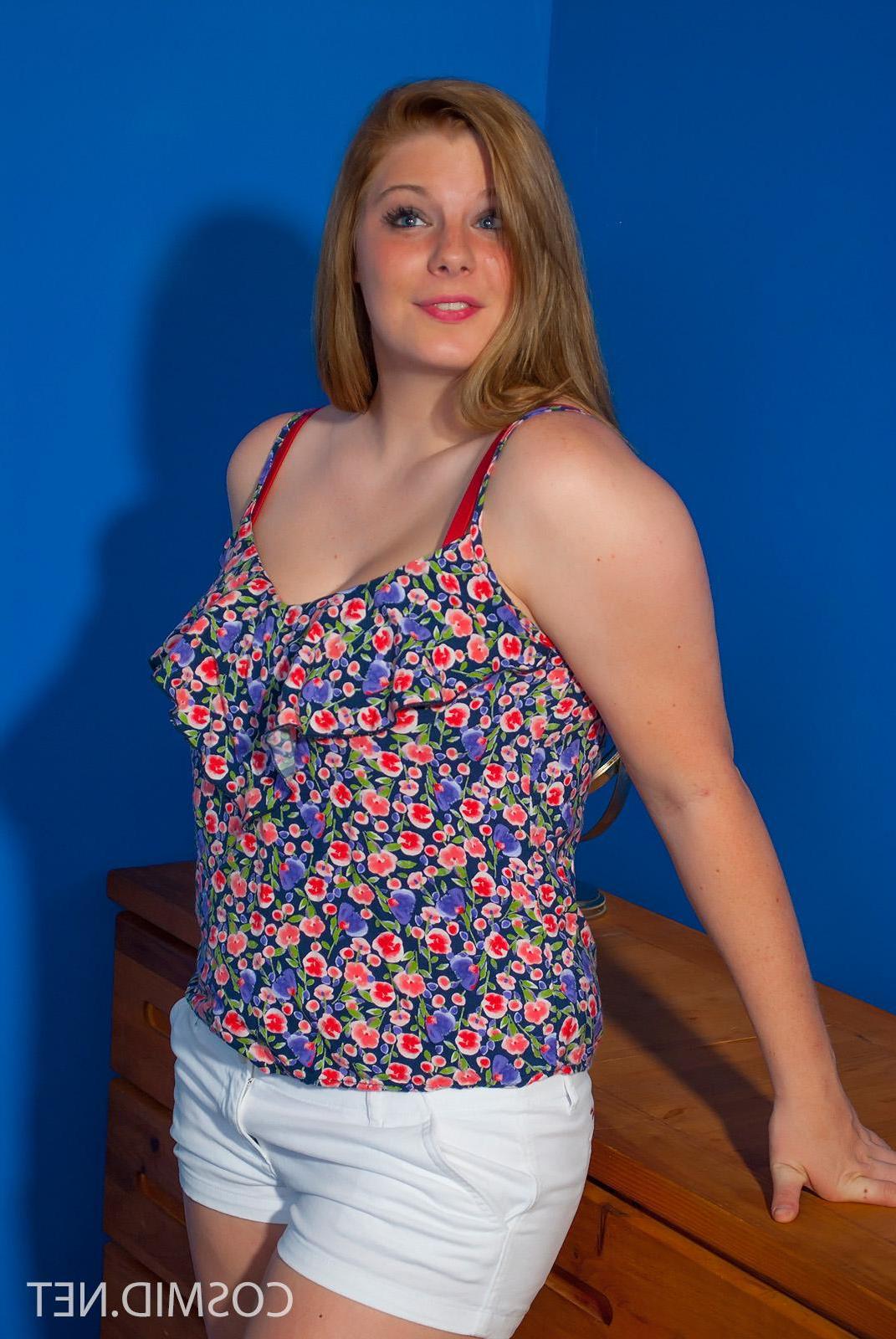 16P Pictures of redhead teen amateur Jessica showing her big natural boobs