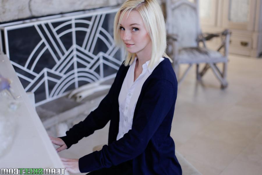 16P Innocent blonde Sammie Daniels is playing piano during undressing