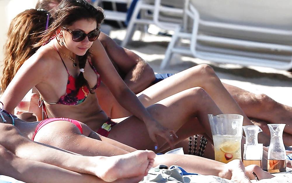 25P Celebrity Hot Chick Nina Dobrev