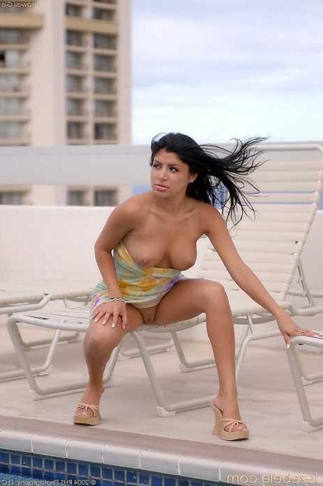 16P Jezebele flashes by the pool