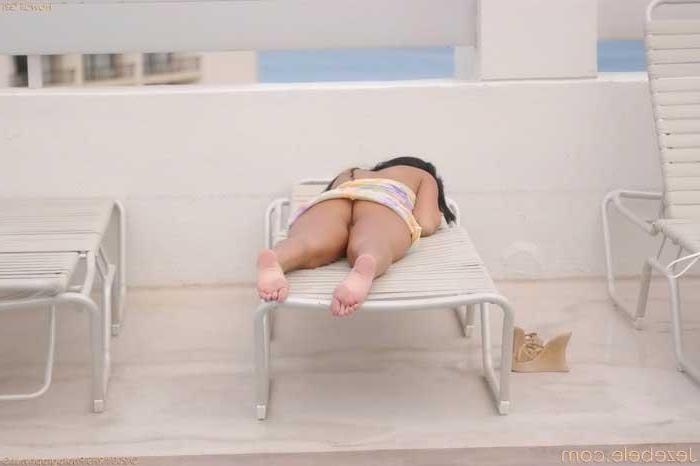16P Jezebele flashes by the pool